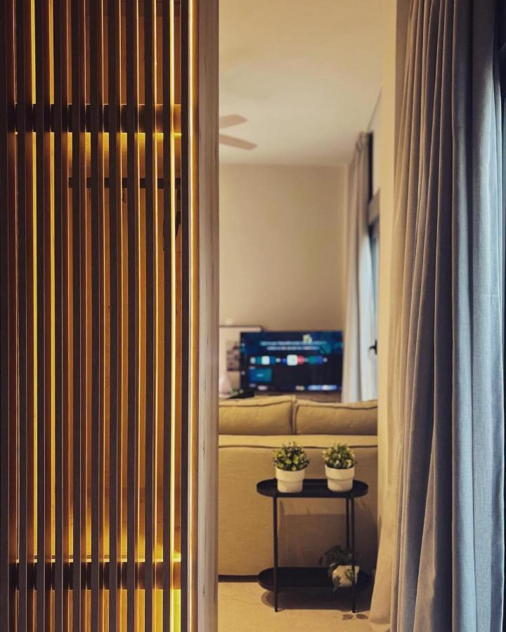 Luxurious Wooden Detail Flat In City Center คัลกิดา ภายนอก รูปภาพ
